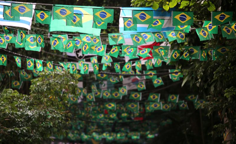 © Reuters. Rua decorada com bandeiras no bairro do Flamengo, no Rio de Janeiro
11/06/2018
REUTERS/Sergio Moraes