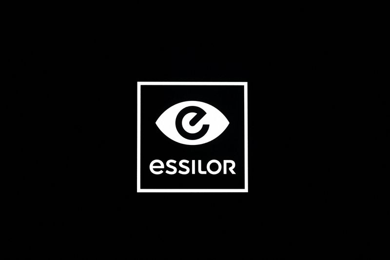 &copy; Reuters. Il logo di Essilor è esposto nello spazio espositivo EssilorLuxottica presso il Silmo di Villepinte, vicino a Parigi, Francia, 24 settembre 2022.  REUTERS/Benoit Tessier/File Photo