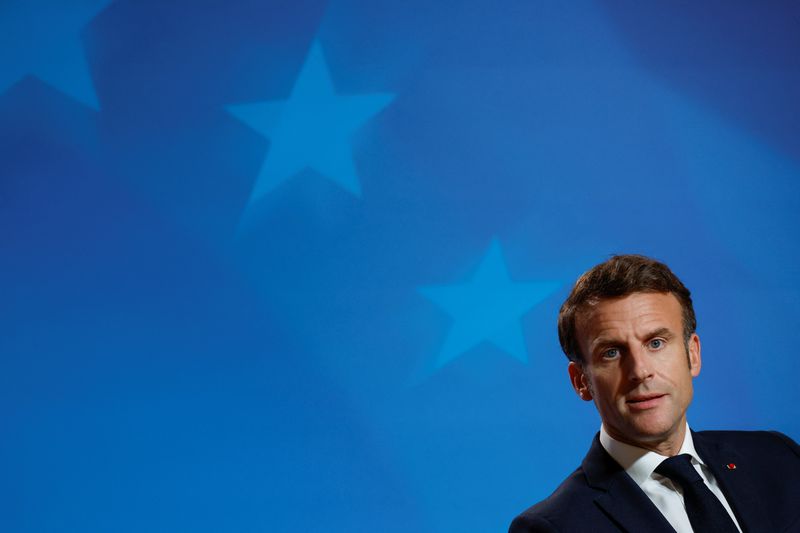 &copy; Reuters. Le président français Emmanuel Macron s'exprime lors d'une conférence de presse au deuxième jour du sommet des dirigeants de l'Union européenne organisé pour discuter de l'Ukraine, de l'énergie, des questions économiques et des relations extérieu