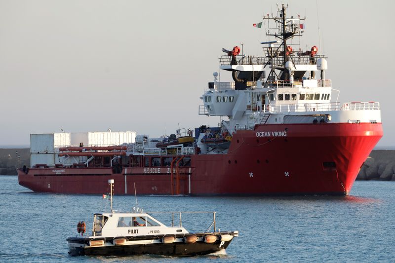 &copy; Reuters. Le navire de sauvetage Ocean Viking arrive avec des migrants secourus à Porto Empedocle, en Sicile. /Photo prise le 6 juillet 2020/REUTERS/Antonio Parrinello