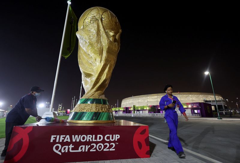 &copy; Reuters. مجسم لكأس العالم لكرة القدم أمام استاد الثمامة في قطر في صورة التقطت يوم الثلاثاء. تصوير: عمرو عبد الله دلش - رويترز. 