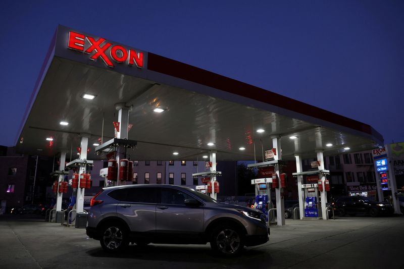 &copy; Reuters. FILE PHOTO: Cars are seen at an Exxon gas station in Brooklyn, New York City, U.S., November 23, 2021. REUTERS/Andrew Kelly/File Photo
