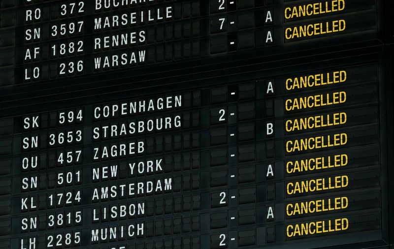 &copy; Reuters. Un panneau d'information sur les vols affiche les vols annulés pendant une grève à l'aéroport international de Zaventem, près de Bruxelles. /Photo prise le 13 février 2019/REUTERS/Francois Lenoir