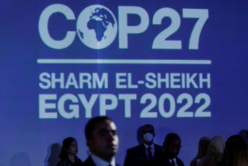 © Reuters. FILE PHOTO: People attend the COP27 climate summit, in Sharm el-Sheikh, Egypt November 7, 2022. REUTERS/Mohammed Salem/File Photo