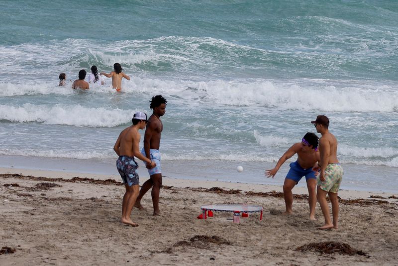 © Reuters. Beachgoers are shown as tropical storm Nicole approaches the state in Miami Beach, Florida, U.S., November 8, 2022. Officials have warned of the possibility of severe beach erosion from the storm. REUTERS/Joe Skipper