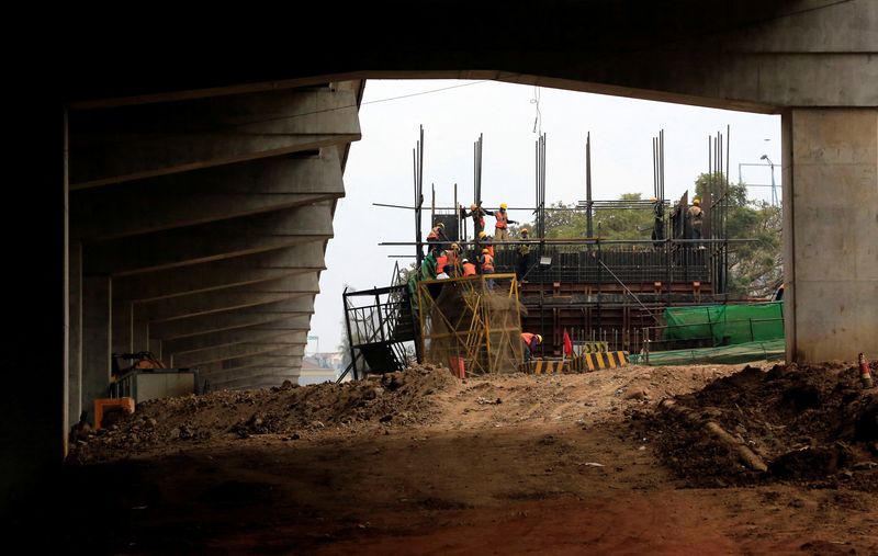 © Reuters. FILE PHOTO: Staff work on site during the construction of the Nairobi Expressway, along Uhuru highway in Nairobi, Kenya August 5, 2021. REUTERS/Thomas Mukoya/File Photo