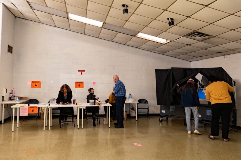 &copy; Reuters. A voter prepares to cast their ballot at a polling station during the 2022 U.S. midterm election in Philadelphia, Pennsylvania, U.S., November 8, 2022. REUTERS/Hannah Beier