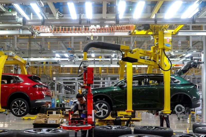 © Reuters. FILE PHOTO: An employee works at the VinFast car factory in Haiphong province, Vietnam, September 10, 2022. REUTERS/Thinh Nguyen/File Photo