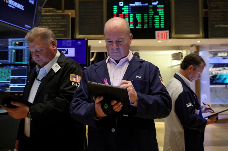 © Reuters. FILE PHOTO: Traders work on the floor of the New York Stock Exchange (NYSE) in New York City, U.S., November 7, 2022. REUTERS/Brendan McDermid/File Photo