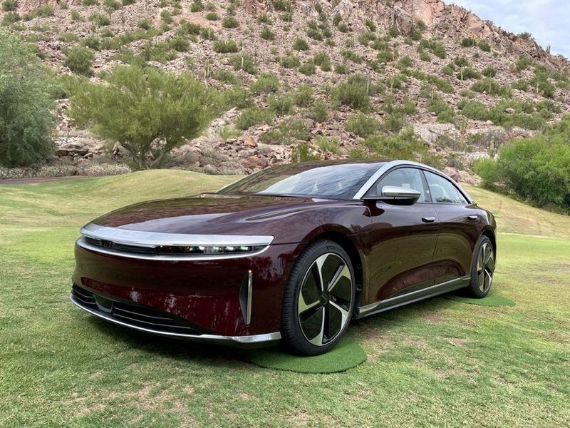 © Reuters. FILE PHOTO: A Lucid Air electric vehicle is displayed in Scottsdale, Arizona, U.S., September 27, 2021. Picture taken September 27, 2021.  REUTERS/Hyunjoo Jin/File Photo