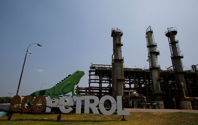 © Reuters. FILE PHOTO: View of the oil refinery Ecopetrol in Barrancabermeja, Colombia, March 1, 2017. Picture Taken March 1, 2017. REUTERS/Jaime Saldarriaga/File Photo