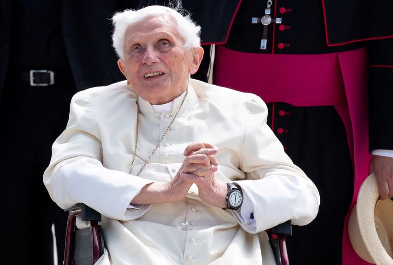 &copy; Reuters. Imagem de arquivo: O ex-papa Bento XVI no aeroporto de Munique. 22 de junho, 2020. Sven Hoppe/Pool via REUTERS/Arquivo