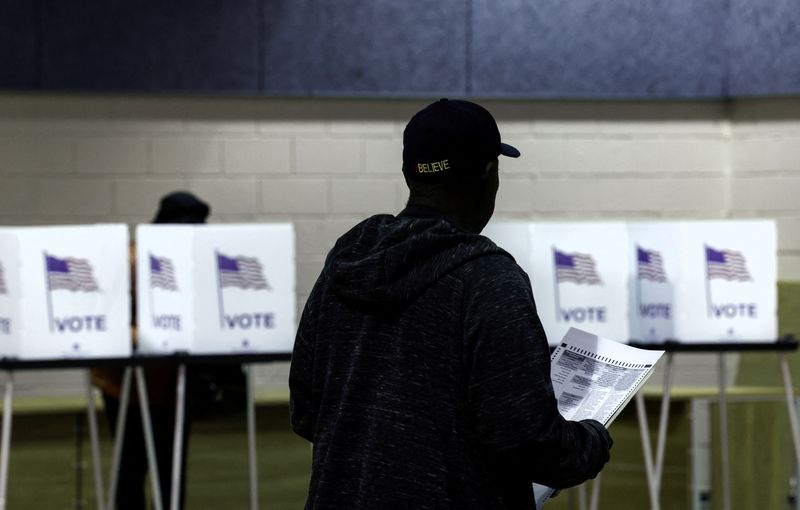 &copy; Reuters. A voter waits to cast his ballot in the midterm election at Considine Little Rock Recreation Center in Detroit, Michigan, November 8, 2022. REUTERS/Evelyn Hockstein