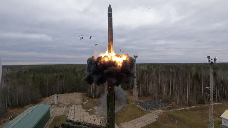 &copy; Reuters. Fotograma de archivo de un video que muestra el lanzamiento de un misil balístico intercontinental Yars durante ejercicios nucleares realizados en el Cosmódromo Plesetsk, Rusia. Imágenes liberadas el 26 octubre 2022. Ministerio de Defensa de Rusia/entr