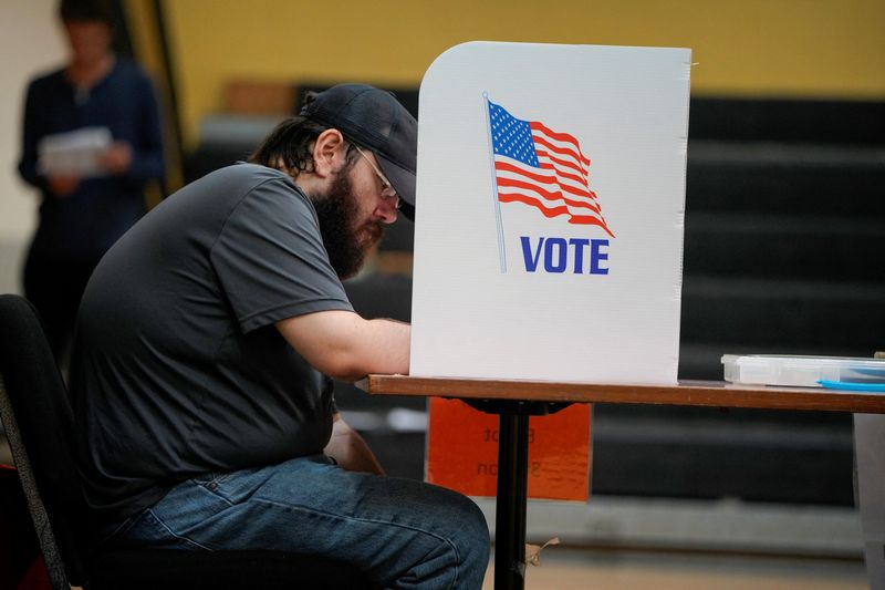 &copy; Reuters. A local resident casts a provisional ballot during the midterm elections at a polling location in Georgia's 14th congressional district represented by U.S. Republican Congresswoman Marjorie Taylor Greene, in Calhoun, Georgia, U.S., November 8, 2022. REUTE