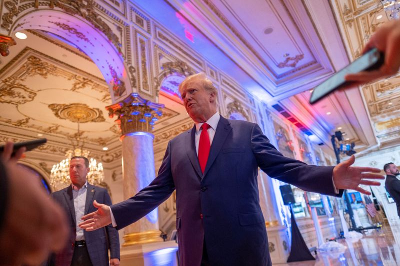 © Reuters. Former U.S. President Donald Trump talks to the press on the grounds of his Mar-a-Lago resort on midterm elections night in Palm Beach, Florida, U.S. November 8, 2022.  REUTERS/Ricardo Arduengo