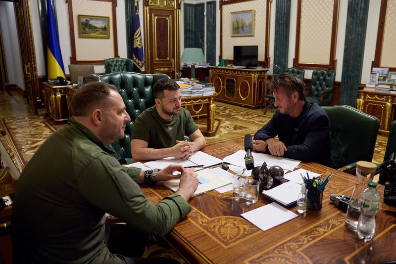 Sean Penn visita Zelenskiy na Ucrânia e lhe empresta um Oscar