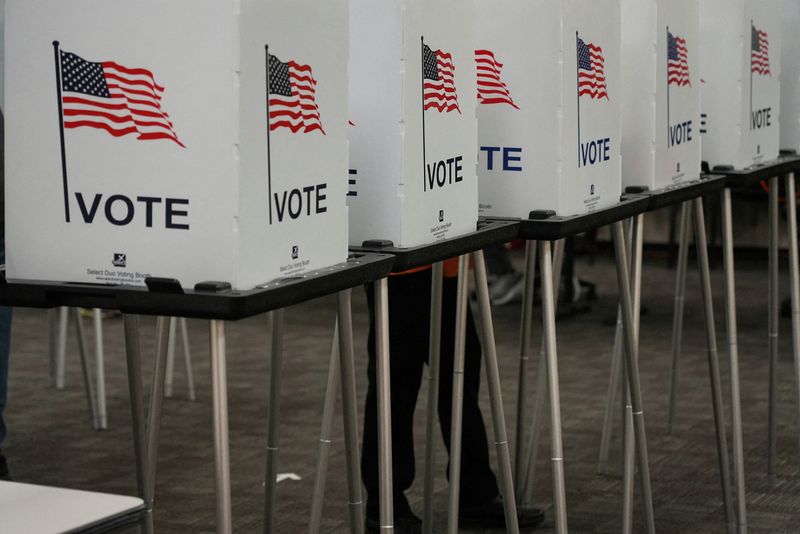 © Reuters. FILE PHOTO: Voting booths are pictured inside the Dona Ana County Government Center during early voting for the upcoming midterm elections in Las Cruces, New Mexico, U.S., October 24, 2022.  REUTERS/Paul Ratje