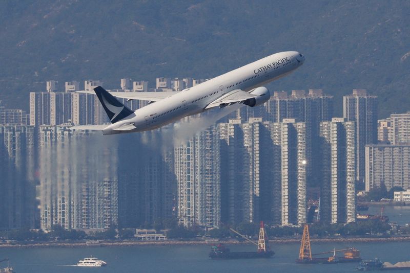 &copy; Reuters. FILE PHOTO: A Cathay Pacific aircraft takes off at the airport, during the coronavirus disease (COVID-19) pandemic in Hong Kong, China, March 31, 2022. REUTERS/Tyrone Siu