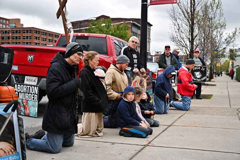 &copy; Reuters. FILE PHOTO: Anti-abortion protesters gather to pray outside the EMW Women's Surgical Center, days after the Kentucky state legislature enacted a sweeping anti-abortion law in Louisville, Kentucky, U.S. April 16, 2022.  REUTERS/Jonathan Cherry