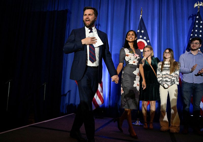 © Reuters. Republican Ohio U.S. Senate candidate J.D. Vance arrives with his wife Usha to declare victory at his 2022 U.S. midterm elections night party in Columbus, Ohio, November 8, 2022.  REUTERS/Gaelen Morse     