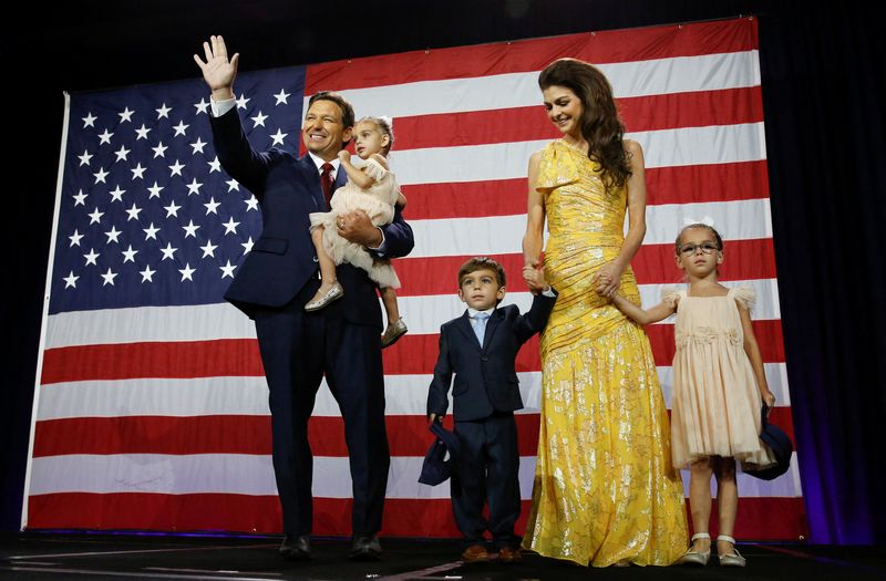 &copy; Reuters. Le gouverneur républicain de Floride, Ron DeSantis, salue depuis la scène avec sa femme Casey et ses enfants lors de sa soirée pour les élections de mi-mandat à Tampa, en Floride. /Photo prise le 8 novembre/REUTERS/Marco Bello