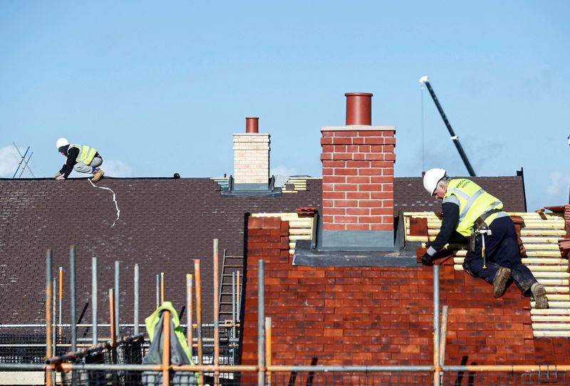 &copy; Reuters. FILE PHOTO: Construction workers work on a Taylor Wimpey housing estate in Aylesbury, Britain, February 7, 2017.  REUTERS/Eddie Keogh