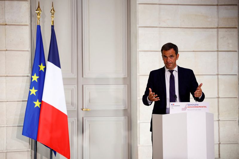 &copy; Reuters. Le porte-parole du gouvernement français, Olivier Veran, s'exprime lors d'un point de presse à l'issue du conseil des ministres hebdomadaire et d'un séminaire gouvernemental au Palais de l'Elysée à Paris, France. /Photo prise le 31 août 2022/REUTERS