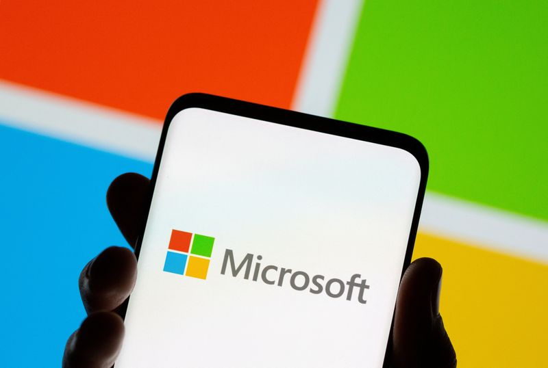 &copy; Reuters. Uno smartphone è visto davanti al logo Microsoft visualizzato in questa illustrazione, 26 luglio 2021. REUTERS/Dado Ruvic/Illustrazione/File Photo