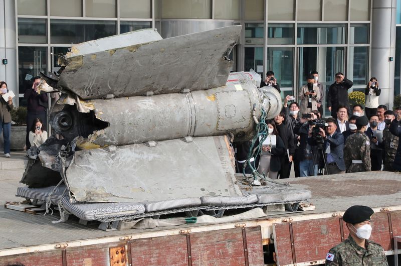 &copy; Reuters. Restos de un misil norcoreano rescatado en aguas surcoreanas que fueron identificados como partes de un misil tierra-aire SA-5 de la era soviética en el Ministerio de Defensa en Seúl, Corea del Sur. 9 de noviembre de 2022. Yonhap vía REUTERS  