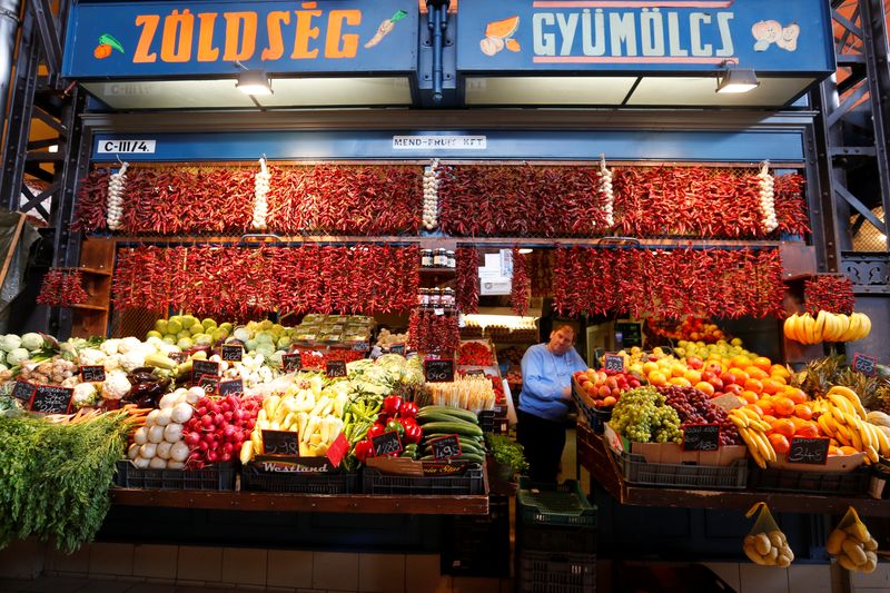 &copy; Reuters. FILE PHOTO: A vendor sells fruits and vegetables at the Grand Market hall in Budapest, Hungary, May 15, REUTERS/Laszlo Balogh/File photo