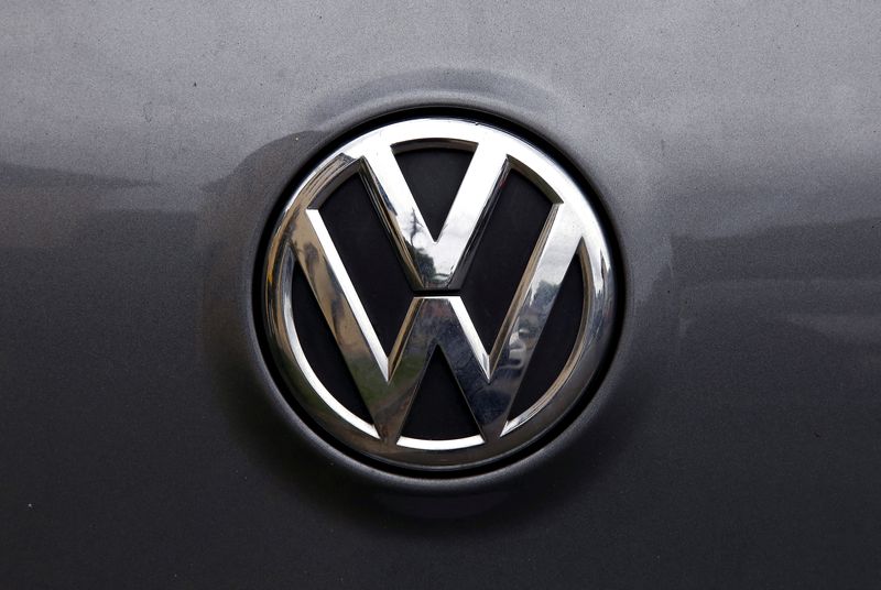 SEAT-VW says to go ahead with Spanish e-car, battery project