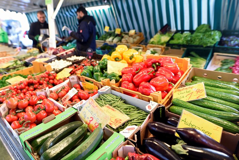 &copy; Reuters. FILE PHOTO: Vegetables are offered on a farmer's market during the outbreak of coronavirus disease (COVID-19) in Hamburg, Germany, March 17, 2020. REUTERS/Fabian Bimmer/File Photo