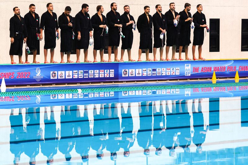 &copy; Reuters. أعضاء فريق كرة الماء الإيراني قبل مواجهة الفريق الكوري بعد عدم تردديهم النشيد الوطني لإظهار التضامن مع الاحتجاجات في إيران خلال البطولة ال