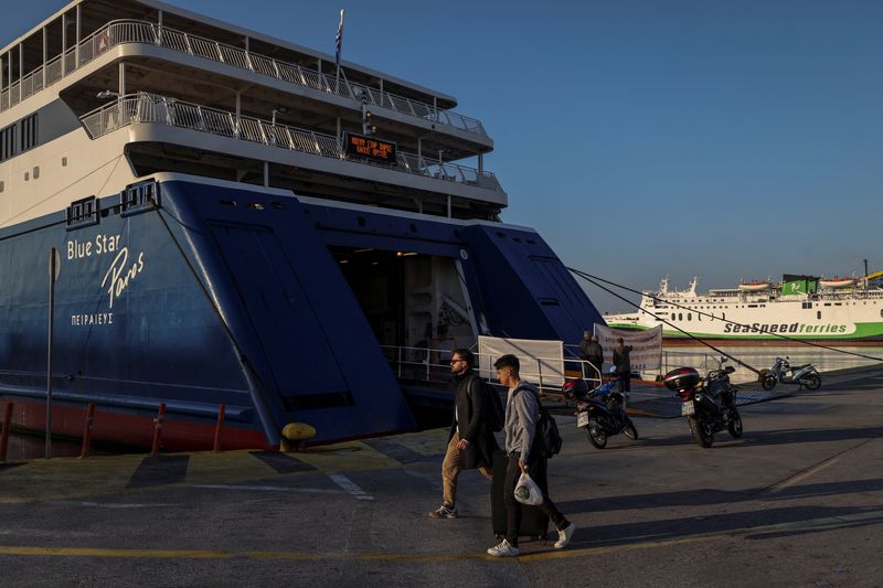 &copy; Reuters. Un ferry de pasajeros amarrado durante una huelga general de 24 horas en el puerto de El Pireo, Grecia, 9 de noviembre de 2022. REUTERS/Stelios Misinas