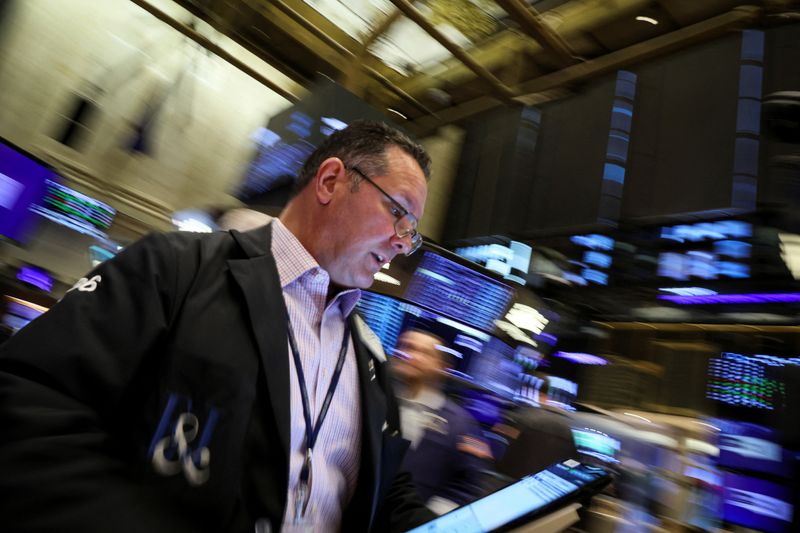 &copy; Reuters. FILE PHOTO: Traders work on the floor of the New York Stock Exchange (NYSE) in New York City, U.S., November 7, 2022. REUTERS/Brendan McDermid/File Photo