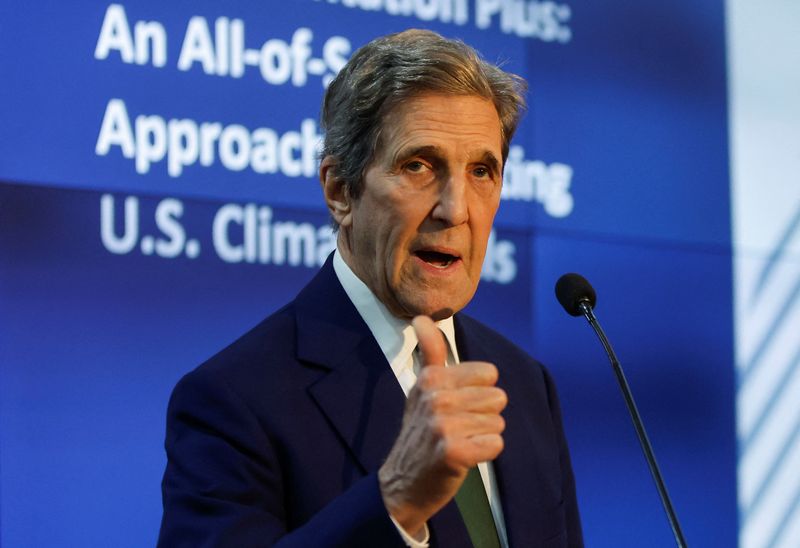 &copy; Reuters. المبعوث الأمريكي للمناخ جون كيري يتحدث خلال افتتاح الجناح الأمريكي في قمة المناخ بشرم الشيخ يوم الأربعاء. تصوير: محمد سالم - رويترز.

