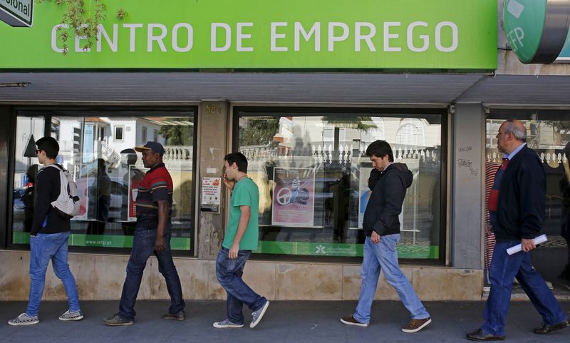 &copy; Reuters. FILE PHOTO: People wait at the employment center to open in Sintra, Portugal, May 11, 2015.  REUTERS/Hugo Correia/File Photo