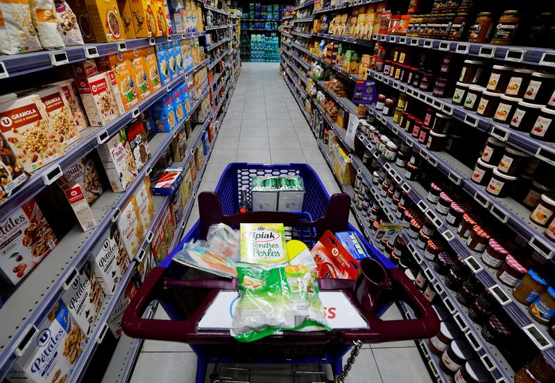 &copy; Reuters. Photo d'archives: Un caddie est vu dans un supermarché à Nice, France. /Photo prise le 18 août 2022/REUTERS/Eric Gaillard