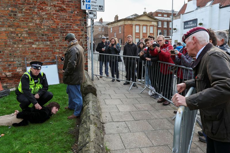 &copy; Reuters. ضابطا شرطة يلقيان القبض على رجل ألفى البيض على الملك تشارلز في يورك ببريطانيا يوم الأبعاء. تصوير: راسل تشيني - رويترز.  