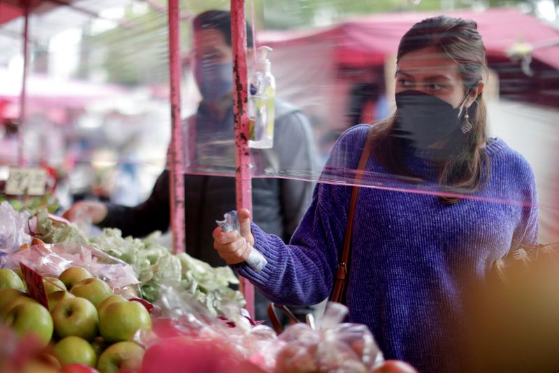 &copy; Reuters. FILE PHOTO: A customer shops for vegetables at an outdoor market in Mexico City, Mexico January 22, 2022. Picture taken January 22, 2022. REUTERS/Luis Cortes/File Photo