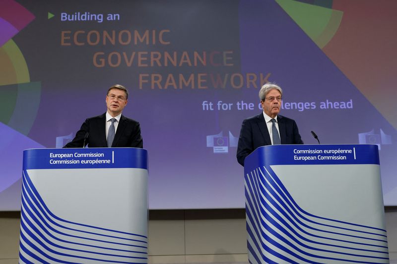 © Reuters. European Commission Executive Vice President Valdis Dombrovskis and European Economy Commissioner Paolo Gentiloni attend a news conference after a meeting of the College of European Commissioners in Brussels, Belgium November 9, 2022. REUTERS/Yves Herman