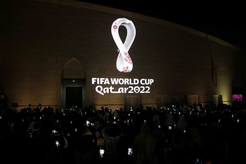 &copy; Reuters. FOTO DE ARCHIVO. El logo oficial del torneo para el Mundial de Qatar 2022 en la pared de un anfiteatro, en Doha, Qatar. 3 de septiembre de 2019. REUTERS/Naseem Zeitoun