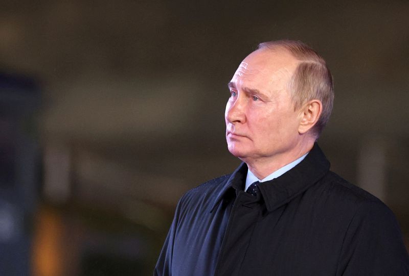 &copy; Reuters. FOTO DE ARCHIVO. El presidente ruso, Vladímir Putin, asiste a una exposición que conmemora el aniversario de un desfile histórico en 1941, cuando los soldados soviéticos marcharon hacia el frente durante la Segunda Guerra Mundial, en la Plaza Roja en 