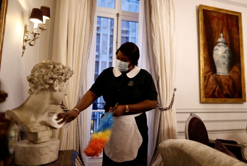 &copy; Reuters. Du personnel est vu au travail dans une chambre de l'hôtel de luxe Plaza Athenee à Paris, alors que les hôtels français font face à des mesures de restriction du COVID-19 pour lutter contre la maladie du coronavirus en France. /Photo prise le 14 janv