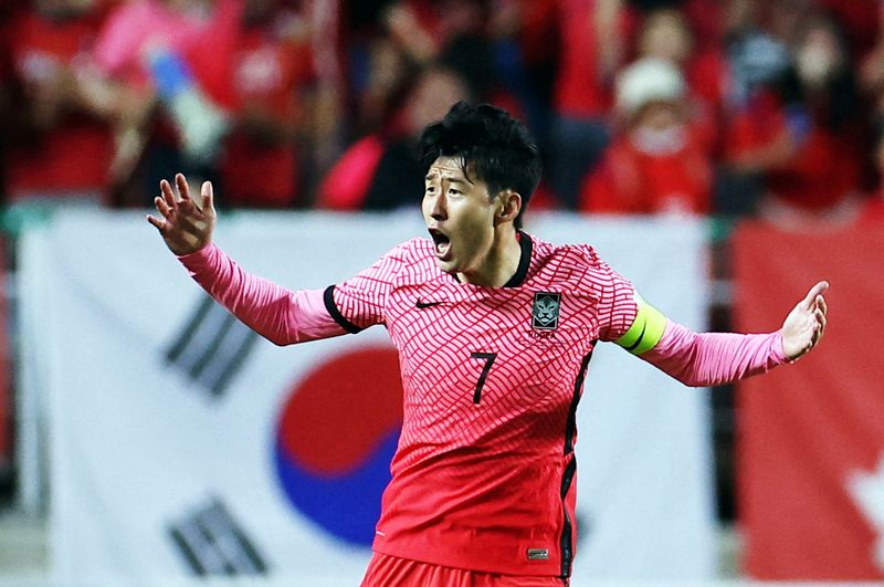 &copy; Reuters. FOTO DE ARCHIVO: El delantero Son Heung-Min celebra luego de anotar el primer gol de Corea del Sur frente a Paraguay en un amistoso de cara al Mundial de Qatar disputado en el Estadio Mundialista de Suwon en Suwon, Corea del Sur. 10 de junio, 2022. REUTER