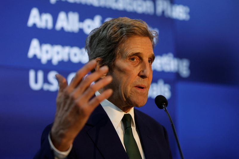 © Reuters. FILE PHOTO: John Kerry, U.S. Special Envoy for Climate speaks as he attends the opening of the American Pavilion in the COP27 climate summit in Egypt's Red Sea resort of Sharm el-Sheikh, Egypt November 8, 2022. REUTERS/Mohammed Salem