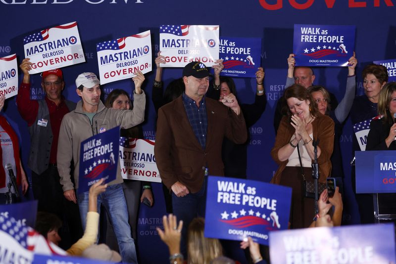 © Reuters. Republican candidate for Governor of Pennsylvania Doug Mastriano looks on onstage as his wife Rebbie claps during his 2022 U.S. midterm election night party, in Harrisburg, Pennsylvania, U.S., November 8, 2022. REUTERS/Mike Segar  