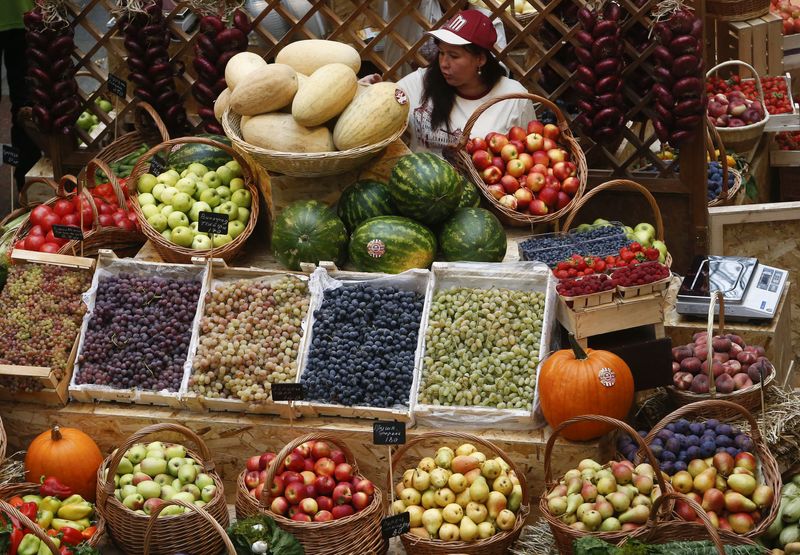 &copy; Reuters. FILE PHOTO: Fruit, vegetables and berries are displayed for sale at the State Department Store, GUM, in central Moscow, Russia September 21, 2017. REUTERS/Sergei Karpukhin/File Photo