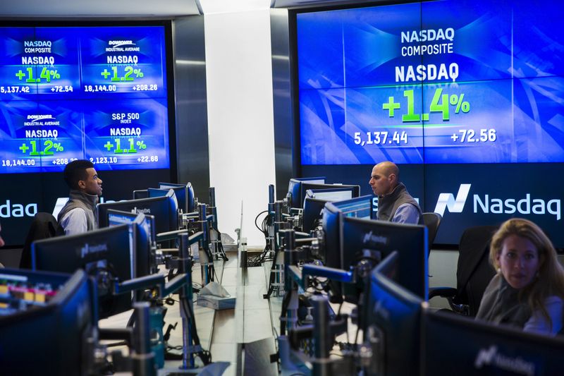 © Reuters. Traders acompanham flutuações de mercado na Nasdaq  
18/06/2015
REUTERS/Lucas Jackson